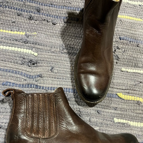 Frye Chelsea boots size 8.5 womans EUC - Picture 2 of 3